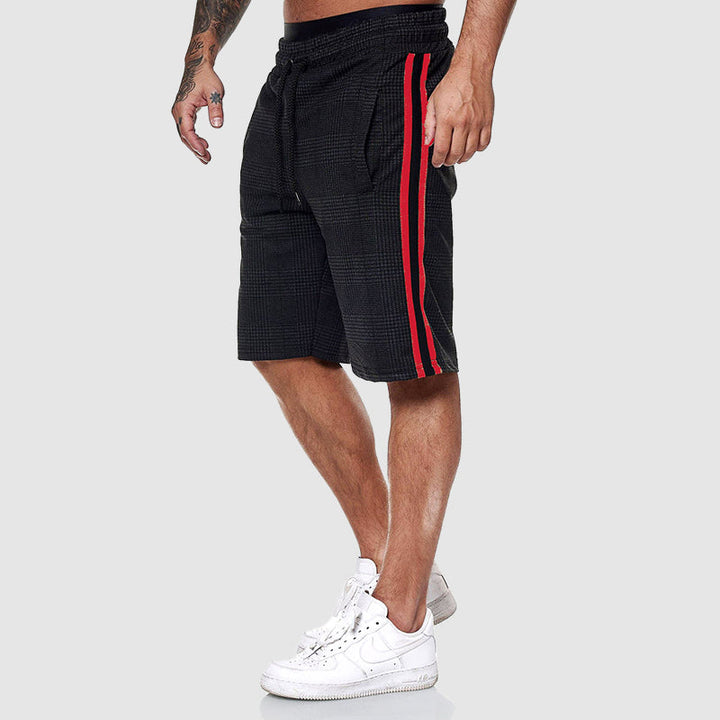 Stilrena rutiga herrshorts för sommar och fritid. Knälånga och avslappnade plädshorts med dragsko och fickor.