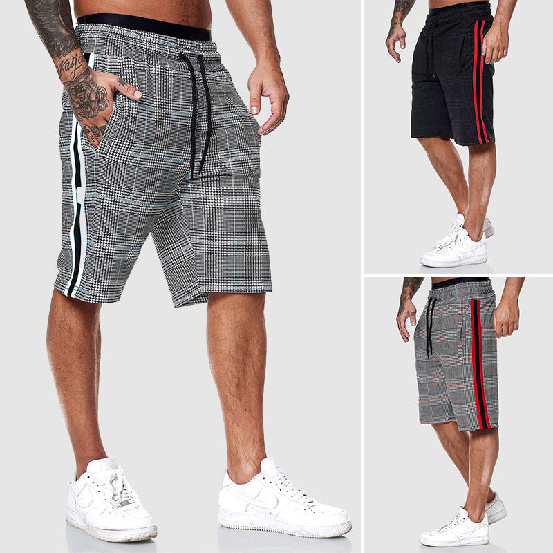 Herrshorts med klassiskt rutigt mönster. Bekväma sommarshorts i knälång modell med dragsko för herrar.