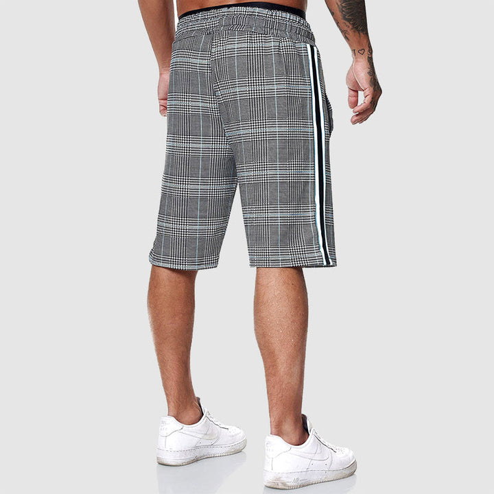 Avslappnade herrshorts i pläd-mönster. Knälånga sommarshorts med dragsko och fickor för bekväm stil.
