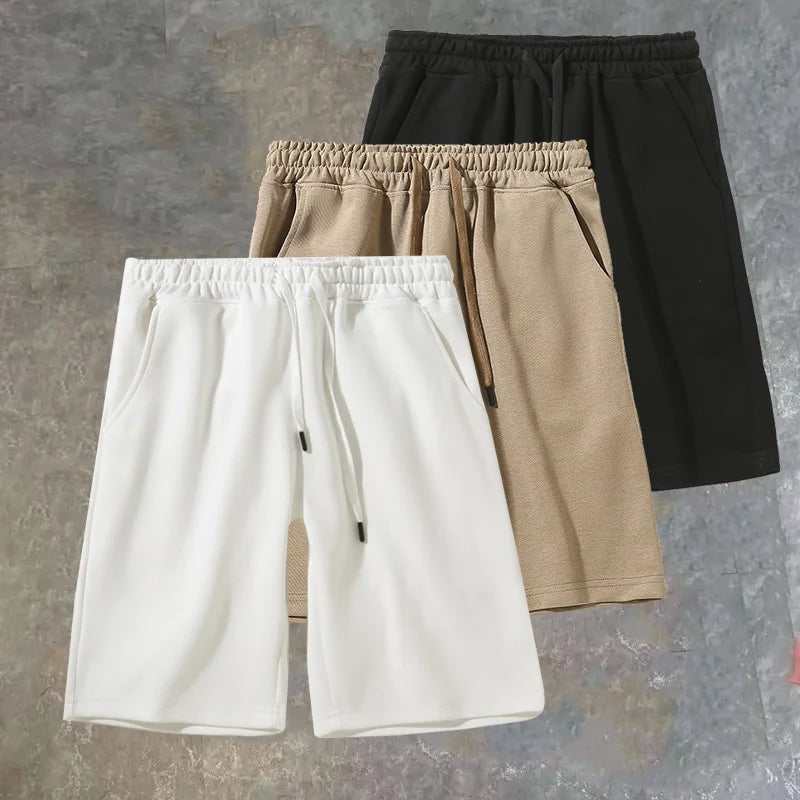 Löst sittande herrshorts med justerbar dragsko, medelhög midja. Idealiska som strandshorts.