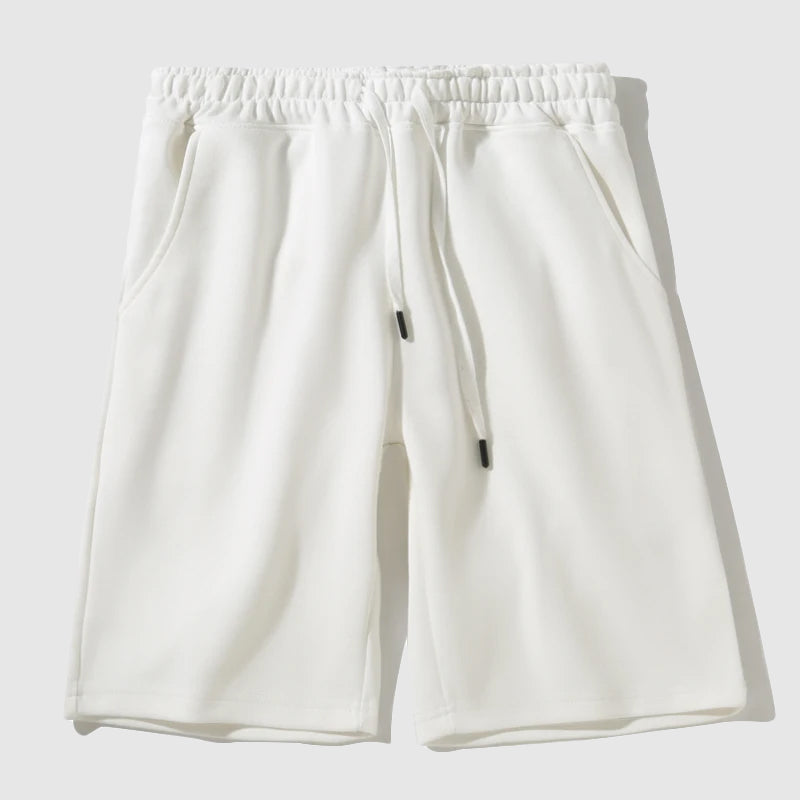 Herrshorts i avslappnad modell, knälånga och löst sittande. Perfekta fritidsshorts för varma dagar.