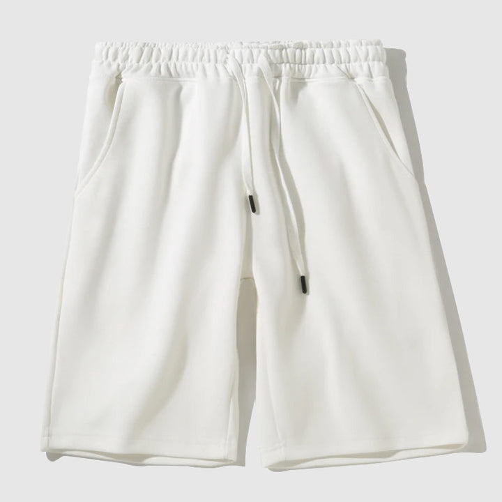 Herrshorts i avslappnad modell, knälånga och löst sittande. Perfekta fritidsshorts för varma dagar.