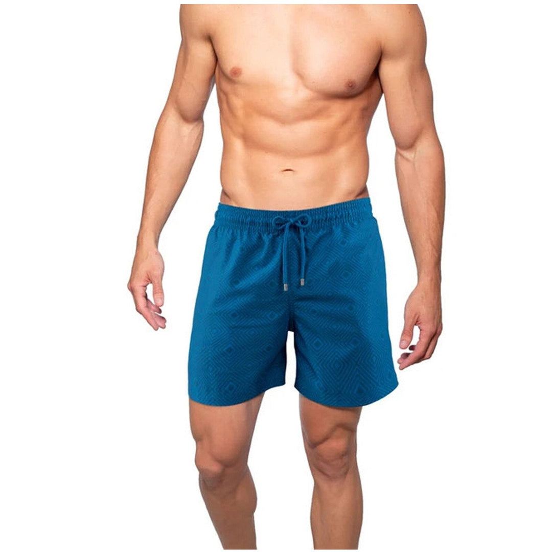 Närbild av svarta herrshorts tyg med detaljer av kompressionsfoder & sidosfickor, idealisk för aktivitet.