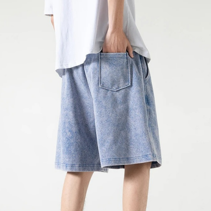Mångsidiga herrshorts med dragsko och fickor. Idealiska sommarshorts för strand, resor eller fritidsaktiviteter.