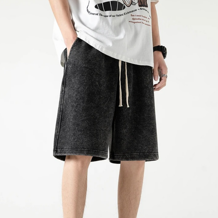Klassiska herrshorts med dragsko. Bekväma och mångsidiga sommarshorts för fritidsbruk. Enkel, stilren design.