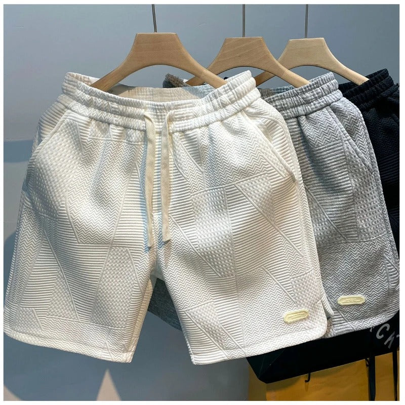 Bekväma herrshorts med snyggt vågmönster. Mångsidiga sommarshorts för en avslappnad och stilfull look.
