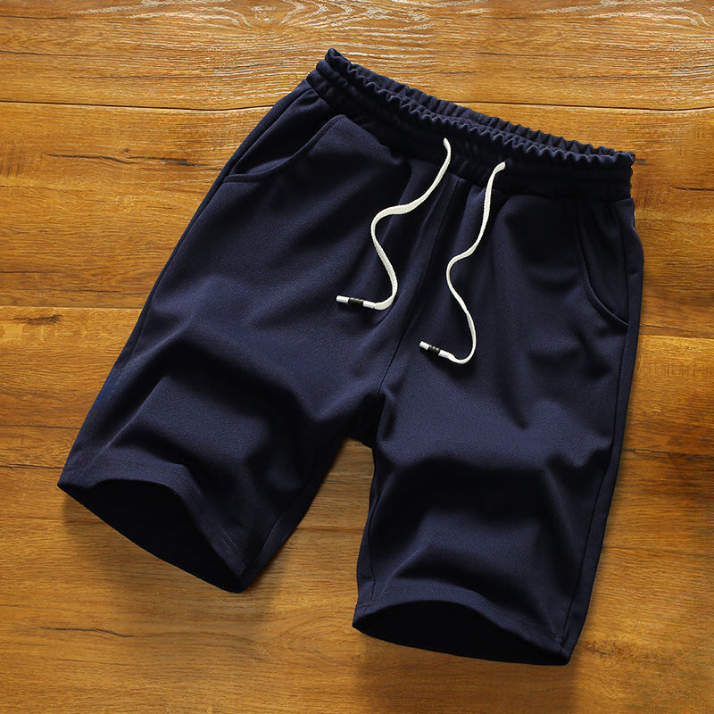 Man bär bekväma Herrshorts Tropic Breeze med avslappnad passform, perfekt för strand och sommaraktiviteter.