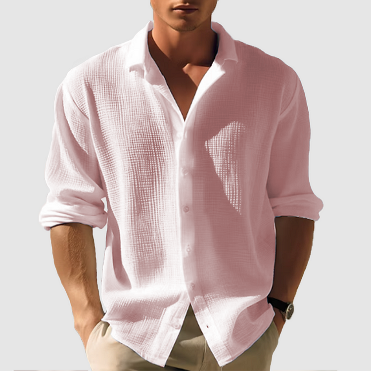 Stilren button-down herrskjorta med långa ärmar. Fokus på tyg & knappar, idealisk för en elegant look.