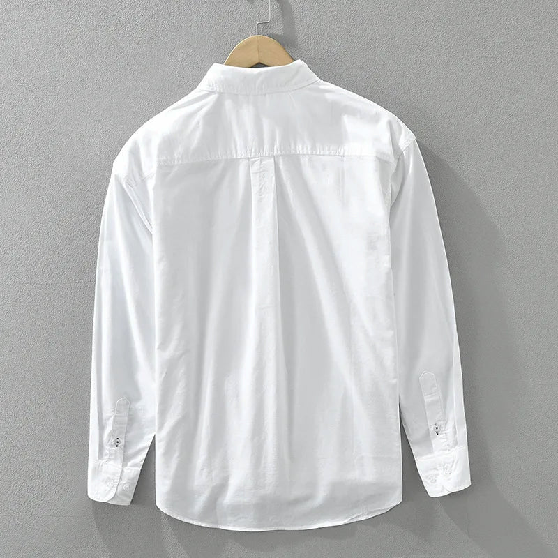 Närbild på herrskjortans button-up krage och färgblocksdesign, perfekt för sommar