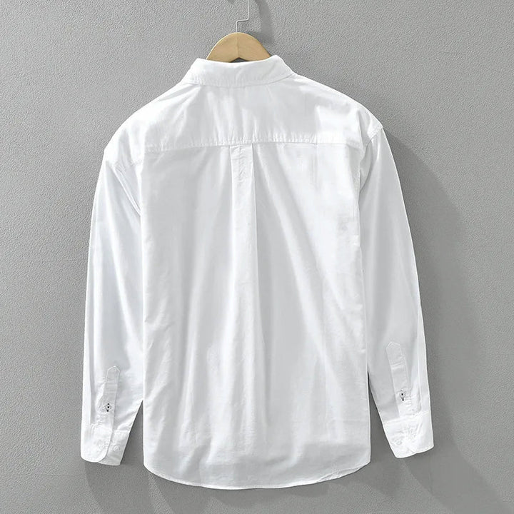 Närbild på herrskjortans button-up krage och färgblocksdesign, perfekt för sommar