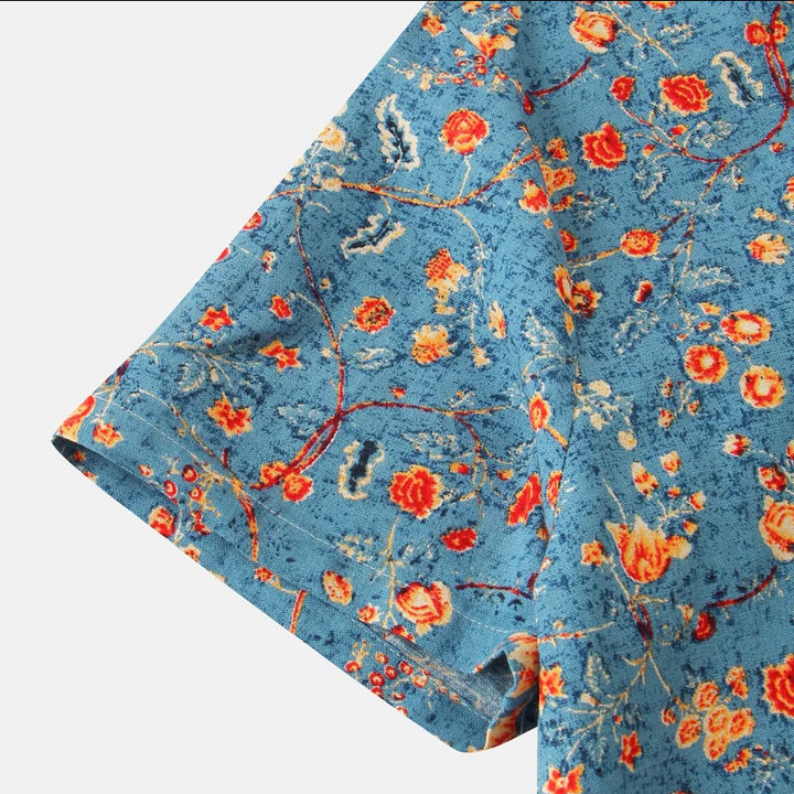 Snygg herrskjorta med blommönster, figursydd för en modern siluett. Idealisk för casual och eleganta tillfällen.