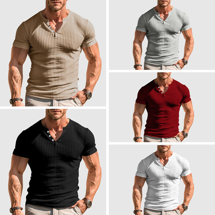Baksidan av kortärmad Henley-herrskjorta visar modern passform. För en bekväm och snygg siluett.