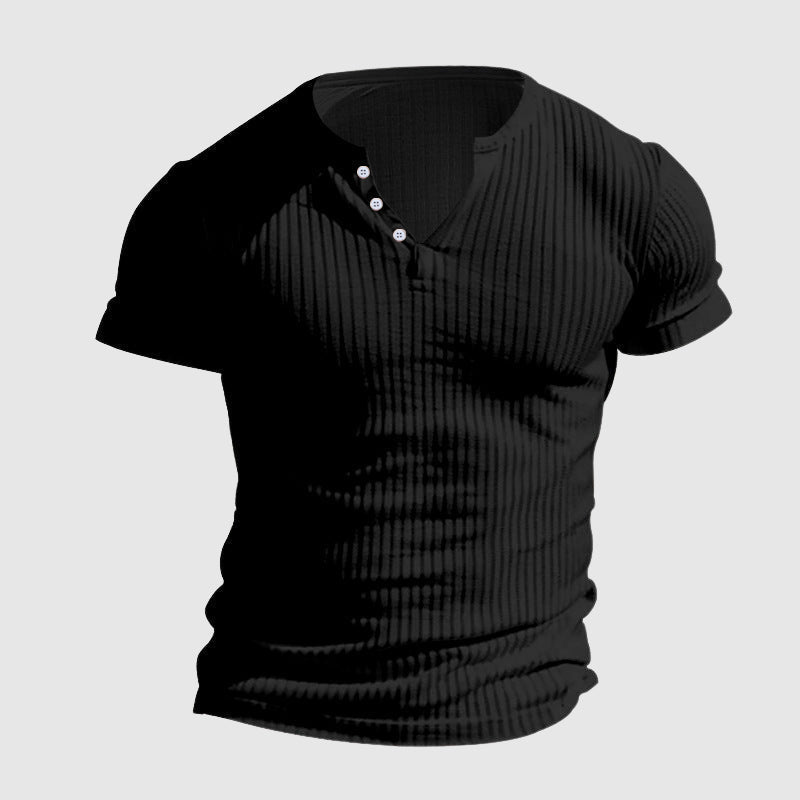 Man klädd i stilren Henley herrskjorta med kort ärm. Elegant modern passform för sommar och höst.