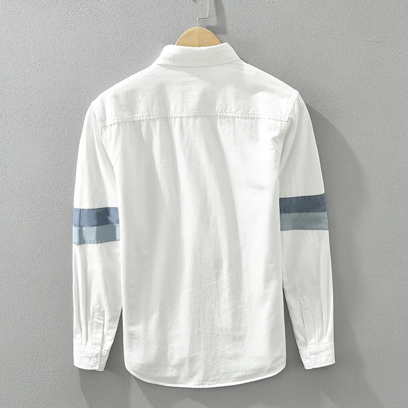 Man bär modern casual herrskjorta i bomull med lapptäcksmönster, svartvit design.
