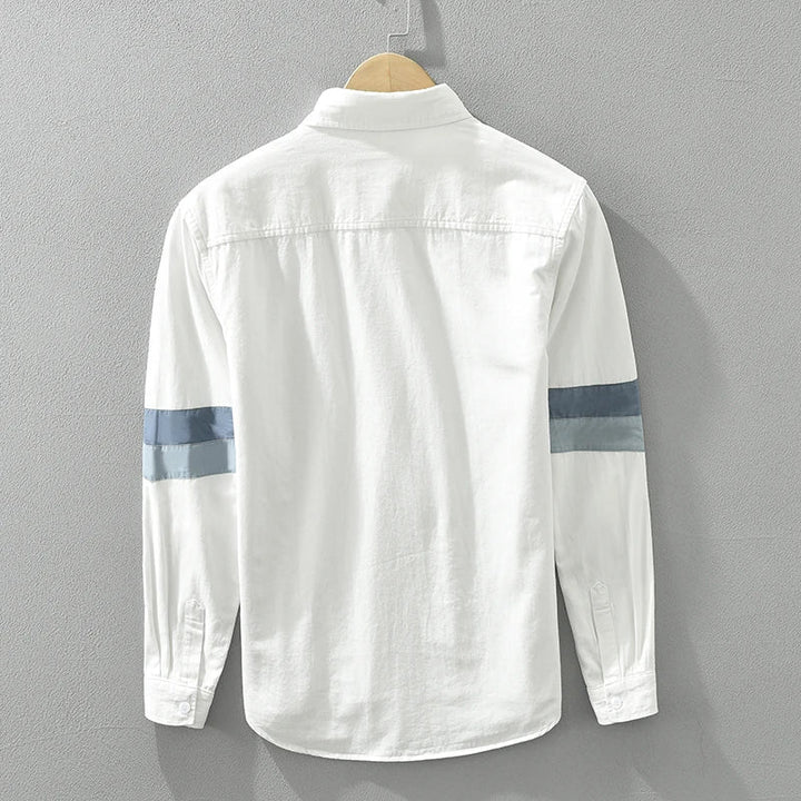 Man bär modern casual herrskjorta i bomull med lapptäcksmönster, svartvit design.