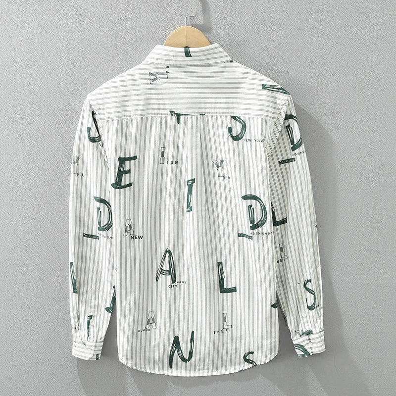 Närbild av casual herrskjorta i randigt bomullstyg, visar textur och färgdetaljer, grön khaki