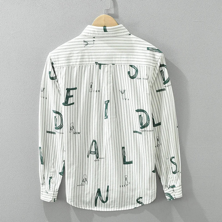 Närbild av casual herrskjorta i randigt bomullstyg, visar textur och färgdetaljer, grön khaki