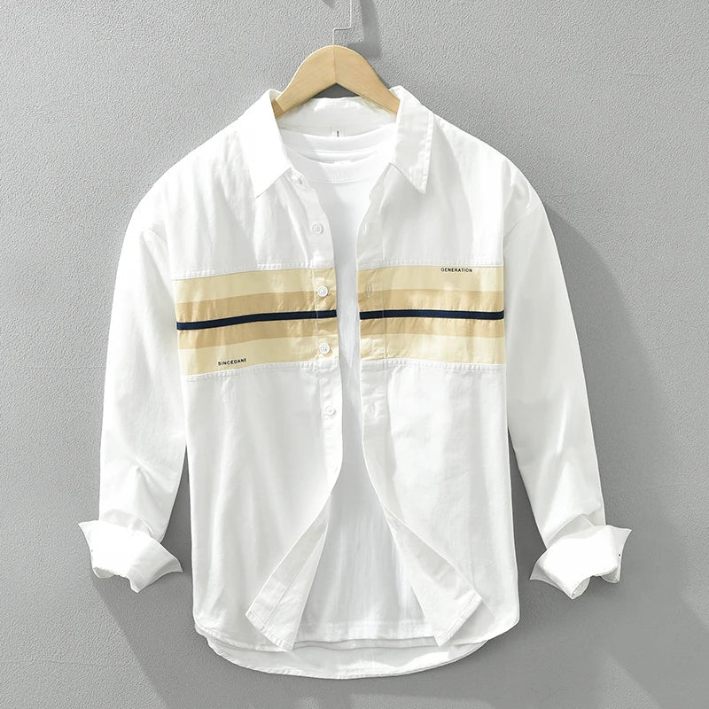 Man bär svart lapptäcks herrskjorta, bomull, relaxed fit, kombinerar modern casual stil.