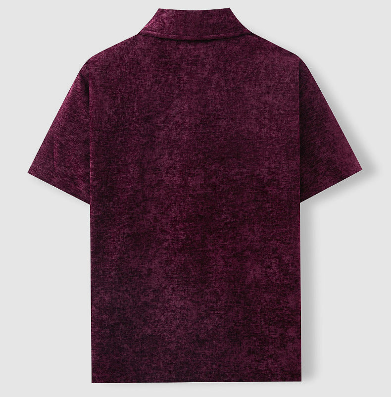 Vintageinspirerad herrskjorta i retrostil. Avslappnad och elegant, idealisk för en klassisk men modern vardagslook.
