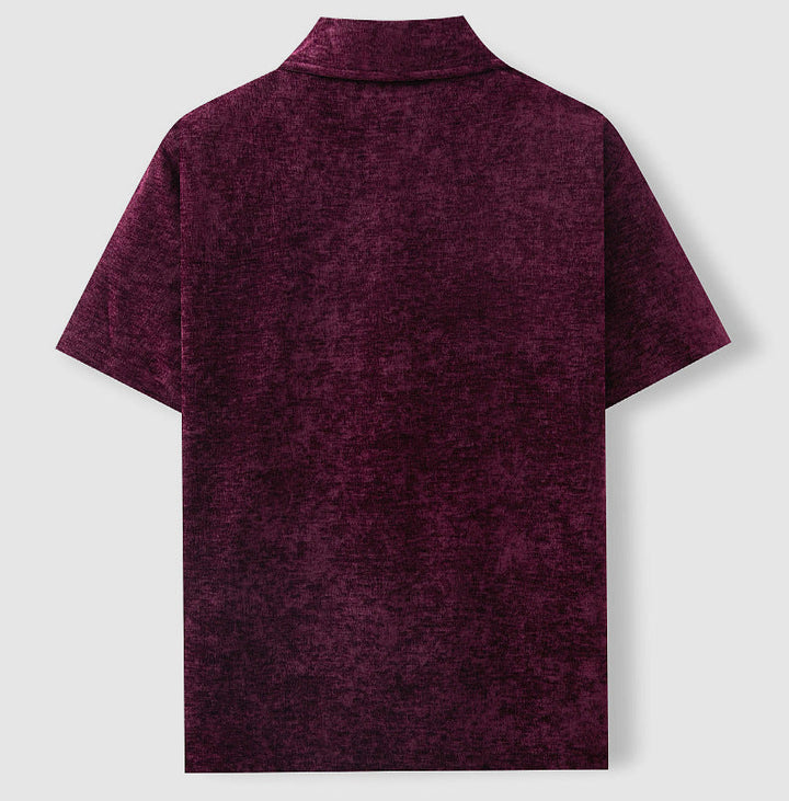Vintageinspirerad herrskjorta i retrostil. Avslappnad och elegant, idealisk för en klassisk men modern vardagslook.