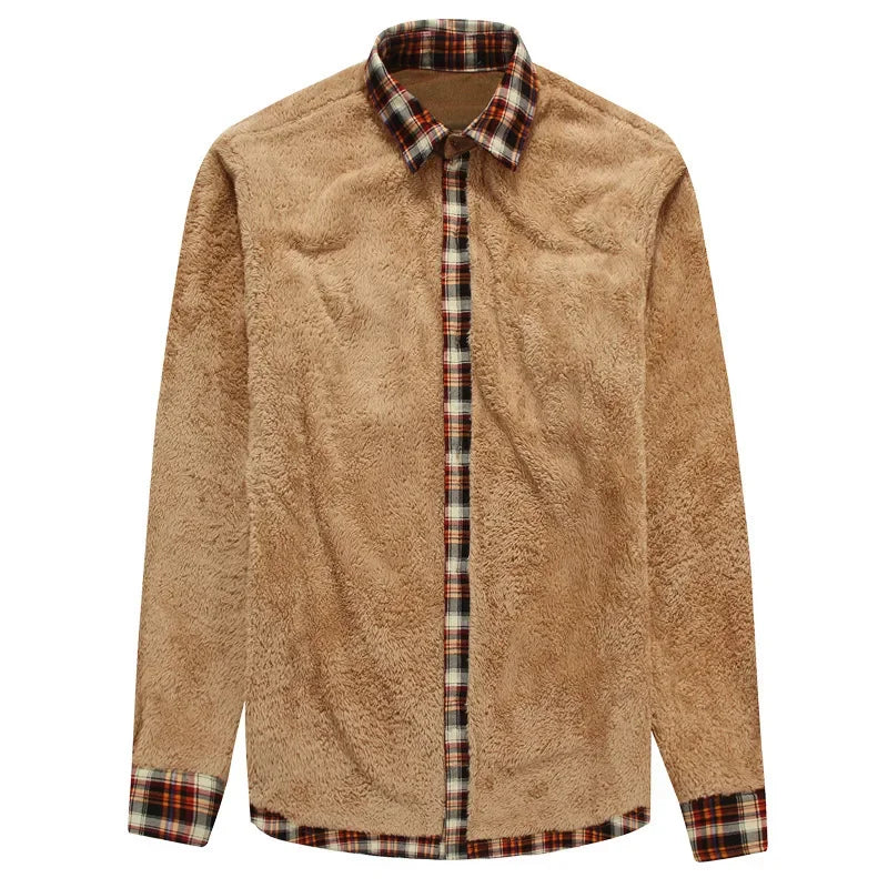 Mjuk herrskjorta i rutig fleece med lång ärm. Perfekt för avslappnade dagar och kontor. Varm och bekväm.