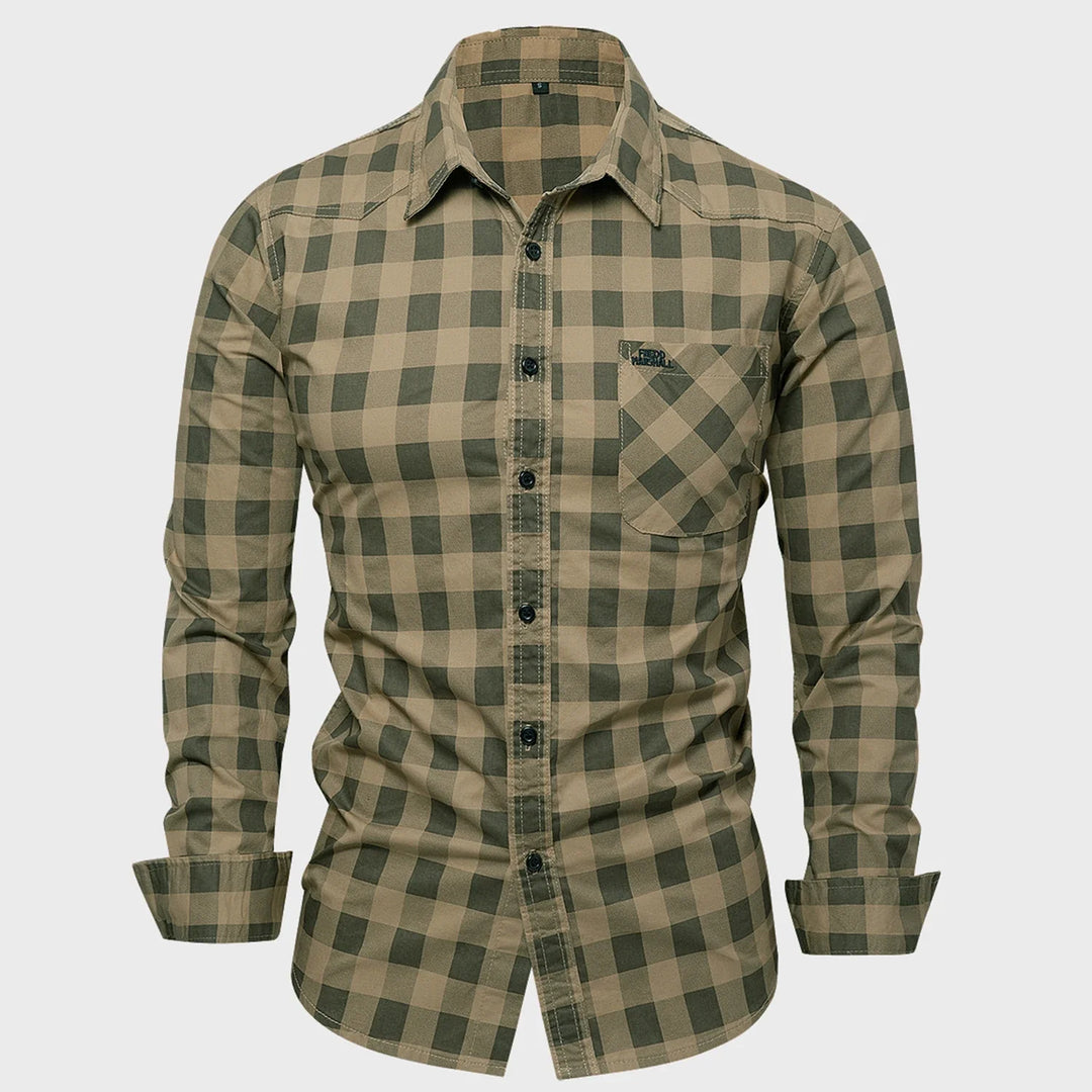 Upphängd rutig herrskjorta, långärmad och i bomull, redo för en avslappnad men stilren outfit.