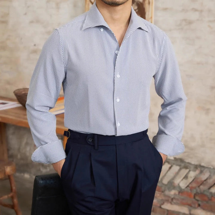 Modern rutig herrskjorta i polyester/viskos, lämplig som vardagsskjorta.
