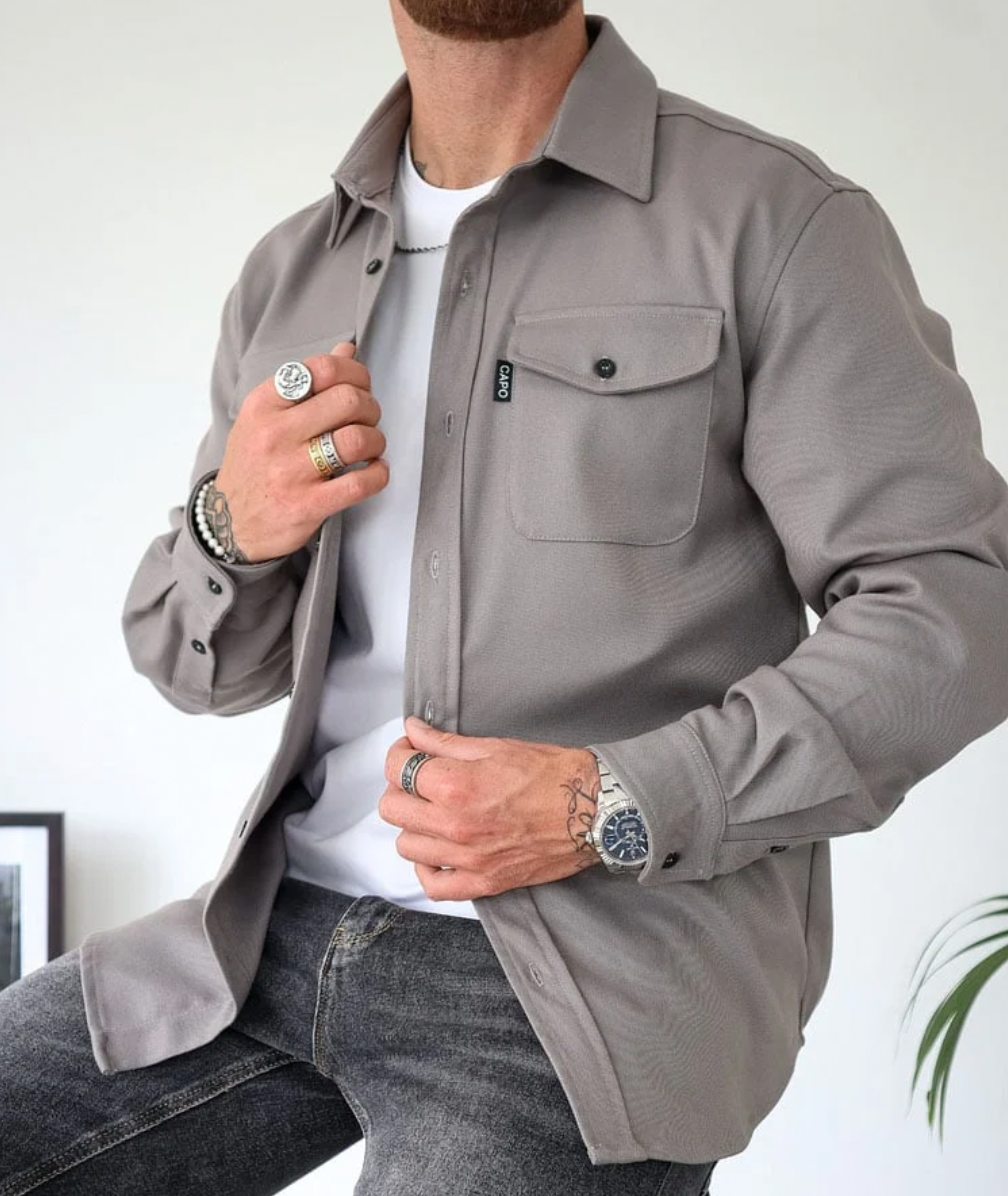 Klassisk herrskjorta som kombinerar bekvämlighet med elegant herrmode.