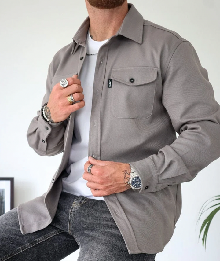 Klassisk herrskjorta som kombinerar bekvämlighet med elegant herrmode.
