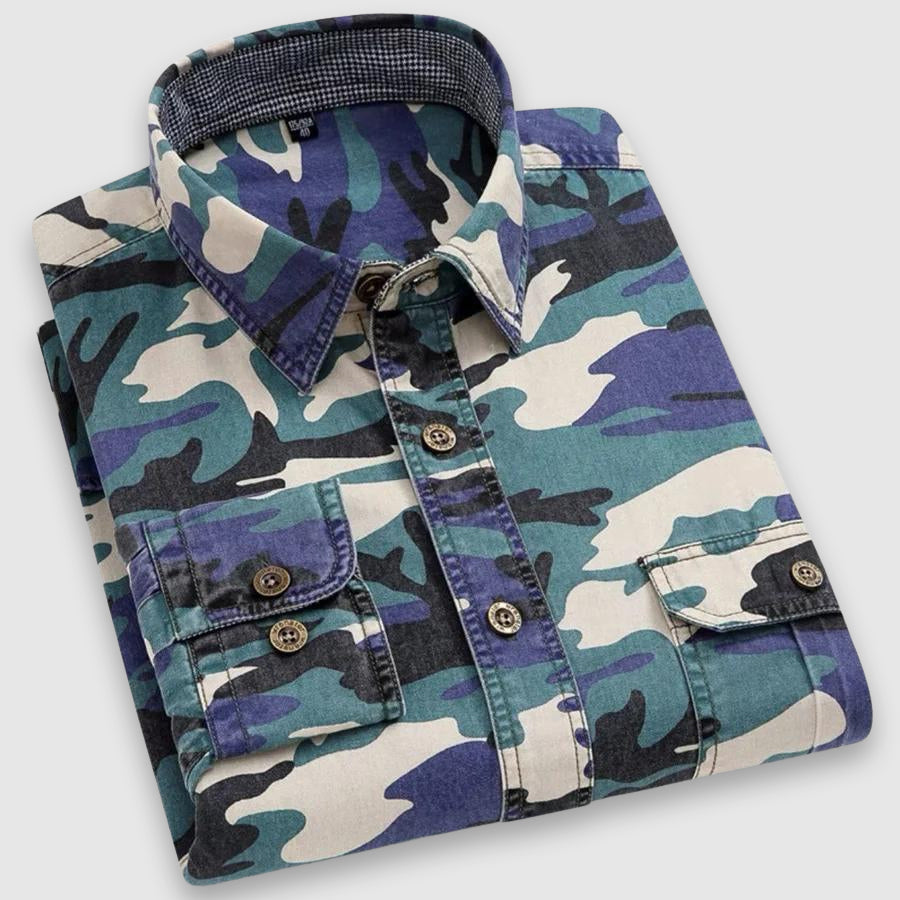Avslappnad herrskjorta i kamouflage, buren av modell. Trendig långärmad stil för vår- och höstmode.