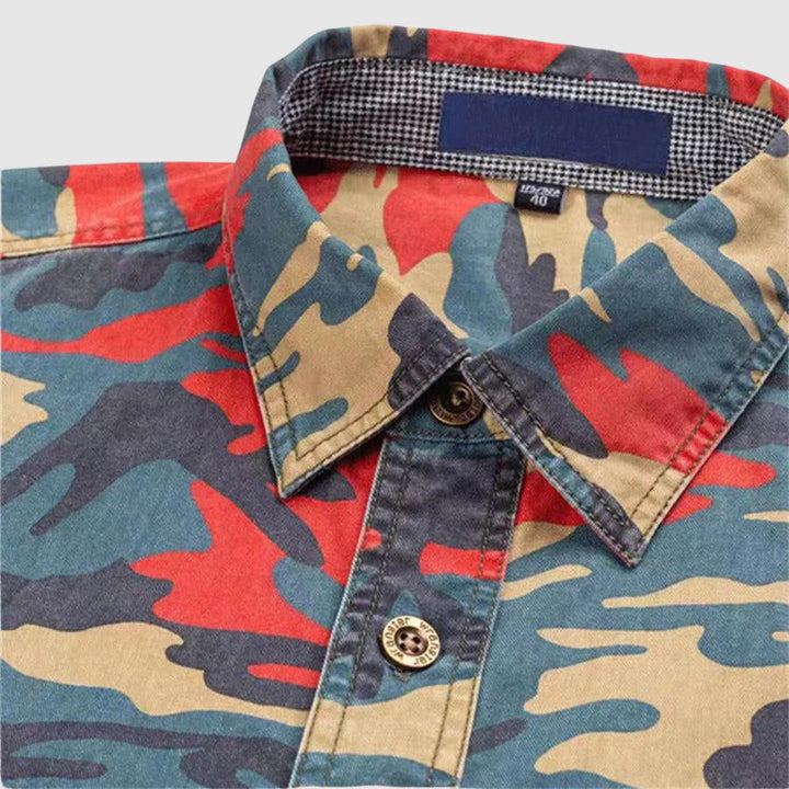 Modeinspiration: Herrskjorta kamouflage, kombinerad för en stilren och avslappnad vår-/höstlook.