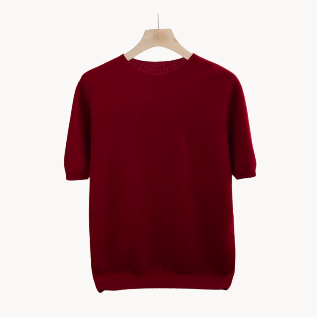 Man i stilren kortärmad herrskjorta, modern design som passar både elegant och avslappnat herrmode.