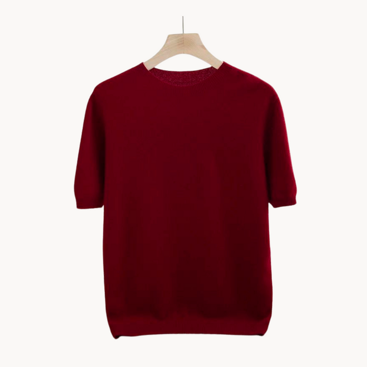 Man i stilren kortärmad herrskjorta, modern design som passar både elegant och avslappnat herrmode.