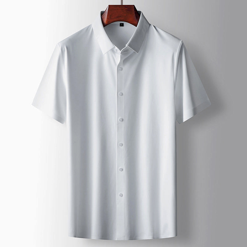 Klassisk kortärmad herrskjorta med knäppt design. Passar för uppklädda tillfällen och fritid.