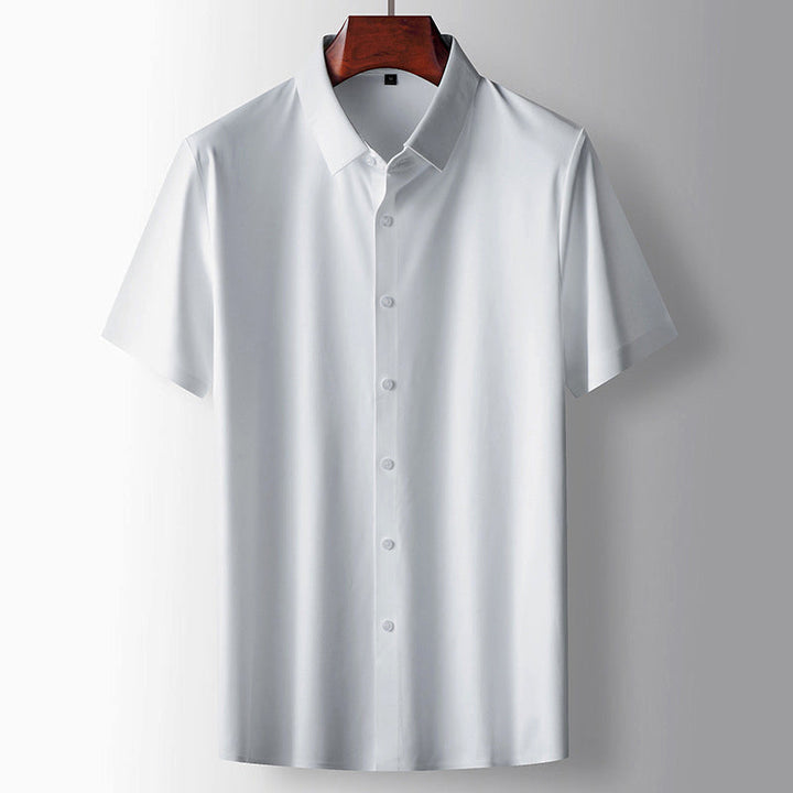 Klassisk kortärmad herrskjorta med knäppt design. Passar för uppklädda tillfällen och fritid.