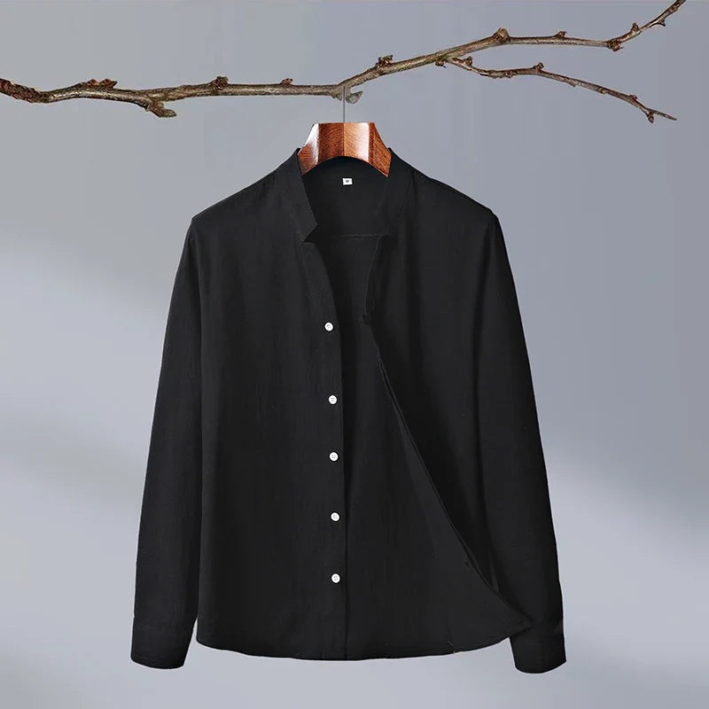 Modern långärmad herrskjorta i japansk stil, perfekt för casual herrmode.