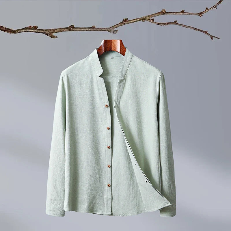 Kraglös långärmad herrskjorta, japansk stil, minimalistisk och stilren.