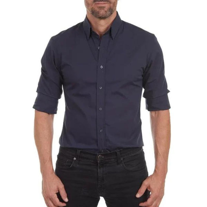 Man bär en blå herrskjorta med dragkedja, framifrån, avslappnad men stilren för herrmode.