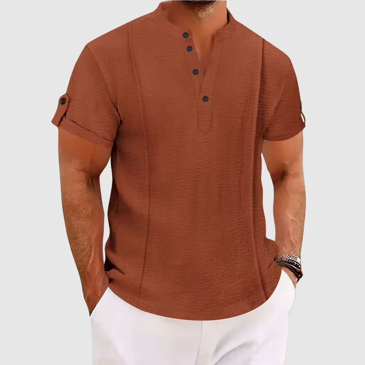 Stilren herrskjorta med tidlös knappslå, ger en sofistikerad och klassisk look. Perfekt för herrkläder.