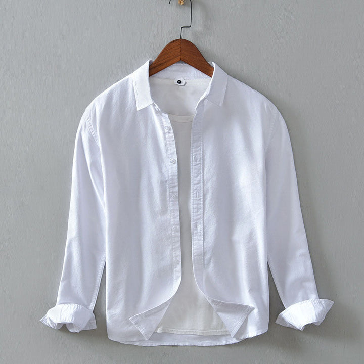 Stilren herrskjorta med knäppning, casual design, perfekt för komfort, sidosyn.