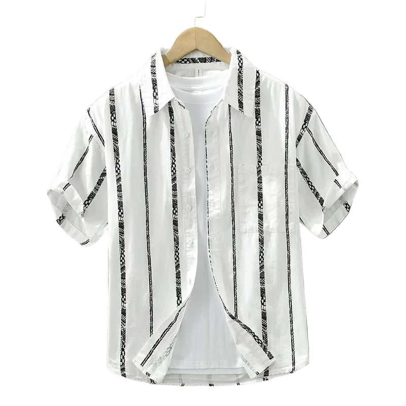 Herrskjorta med korta ärmar, vit botten med svarta ränder, perfekt som sommarskjorta för en avslappnad look.