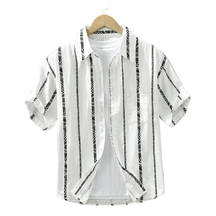 Herrskjorta med korta ärmar, vit botten med svarta ränder, perfekt som sommarskjorta för en avslappnad look.