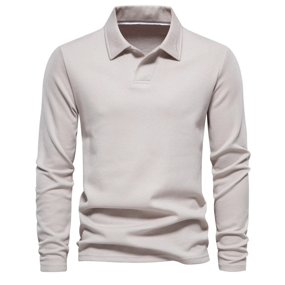 Stilren herrskjorta med lång ärm. Perfekt för kontoret eller en elegant casual look.