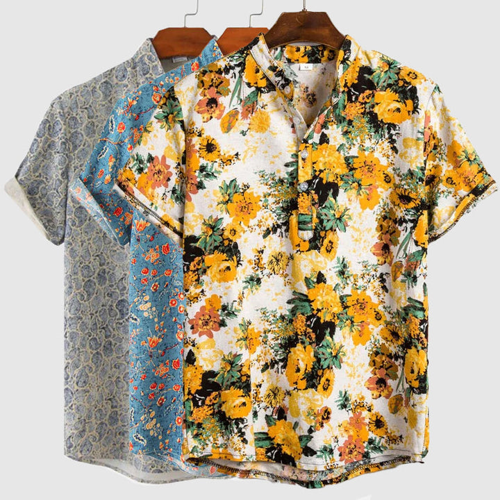 Trendig herrskjorta för fest med kort ärm, mandarinkrage och iögonfallande blommönster.