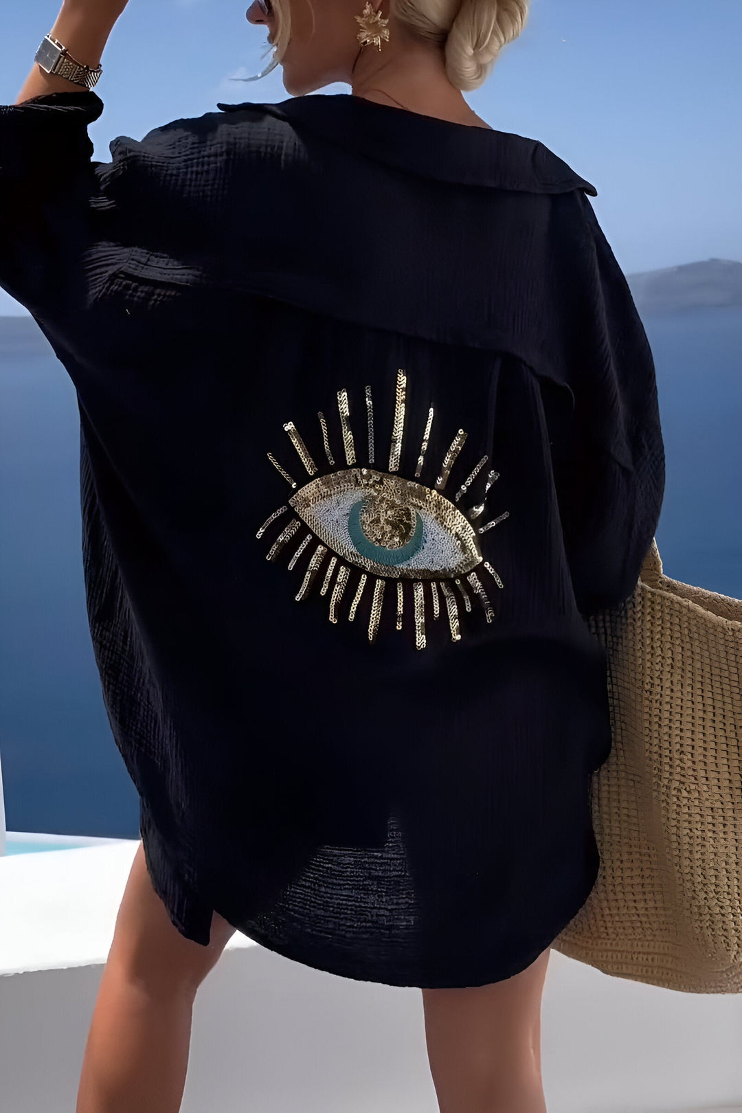 Detaljbild av knappar på herrskjorta med pärlmönster, klassisk button down design.