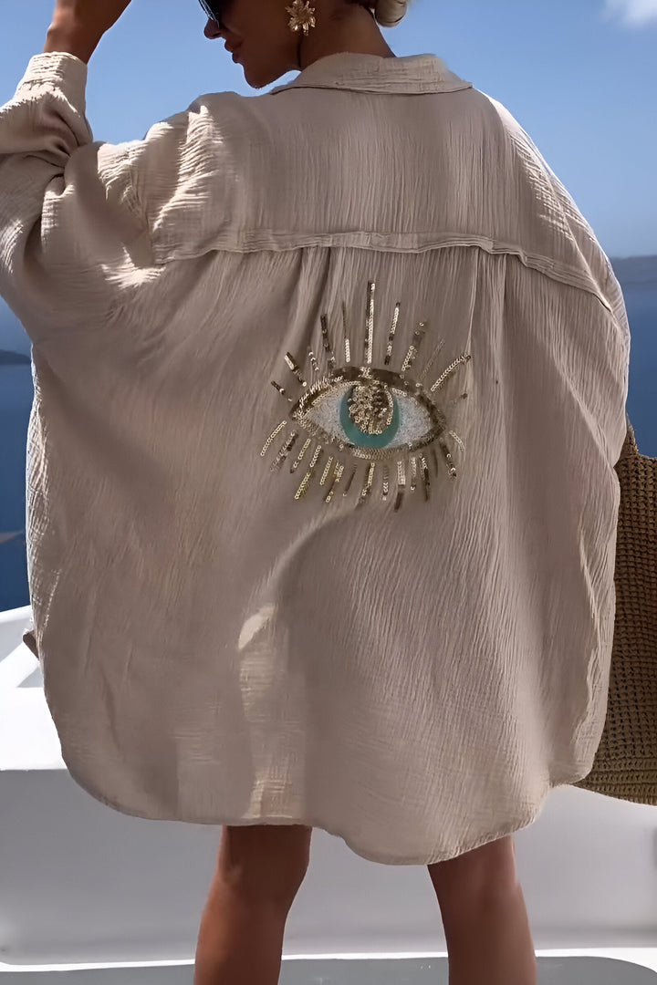 Man bär stilfull herrskjorta med pärlmönster, mångsidig för olika outfits.
