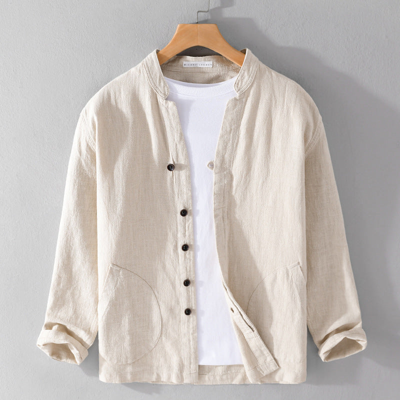 Elegant herrskjorta med stativkrage för vår och sommar. Mångsidig och bekväm med ledig stil för herrmode.