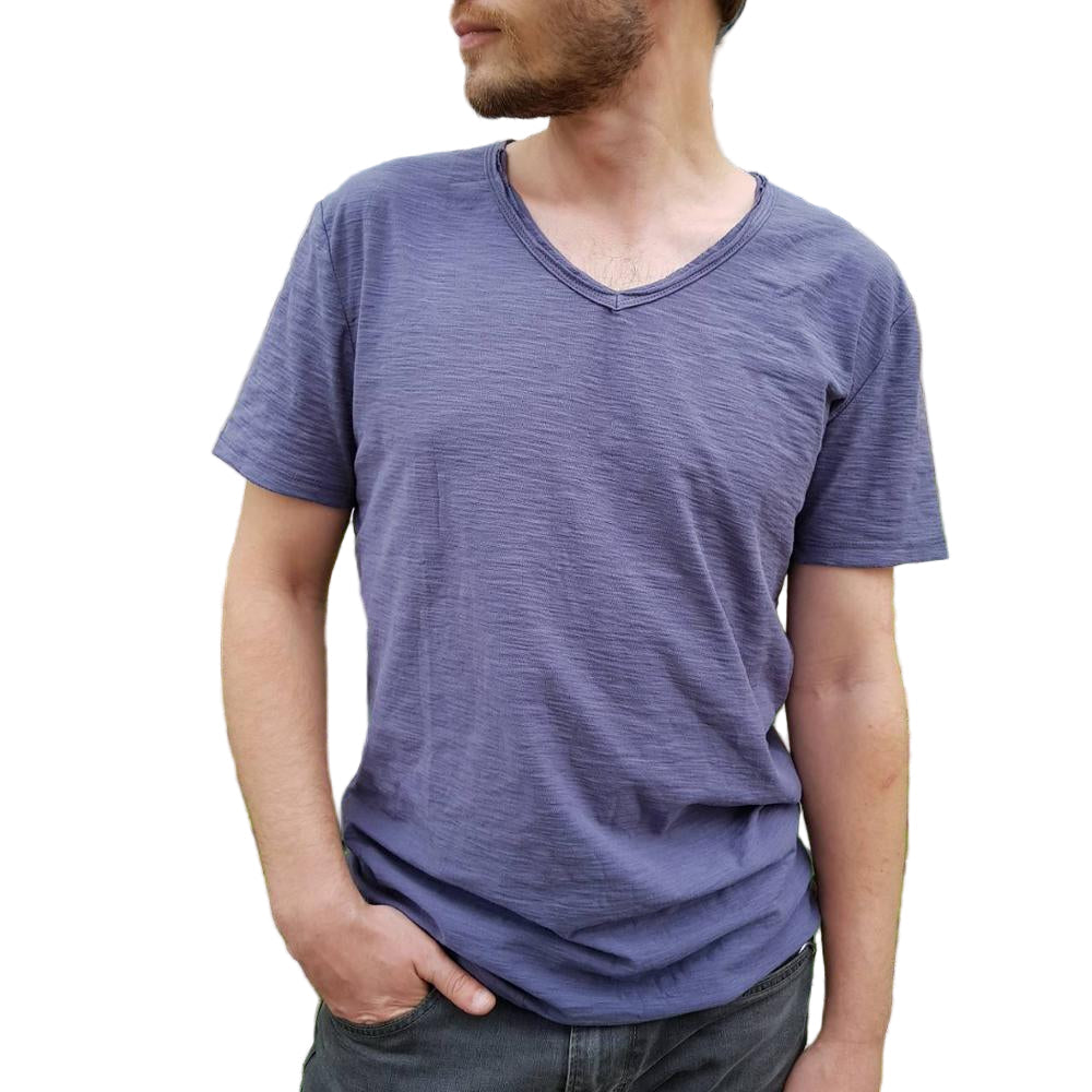 Herrskjorta med V-ringning, kortärmad. Stilren slimfit i bomull, perfekt för casual sommar.