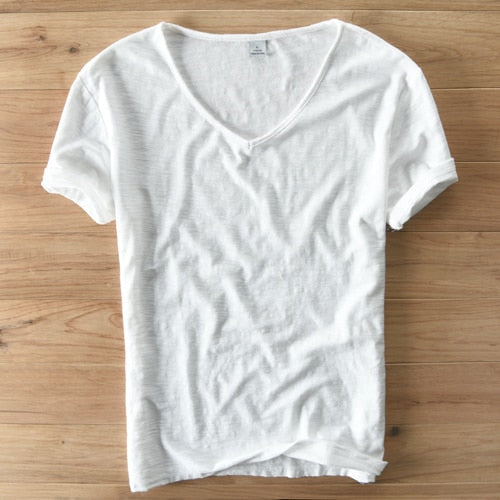 Elegant herrskjorta V-ringning, kortärmad, slimfit. Perfekt sommarplagg för modeinriktade män.