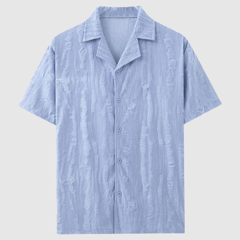 Avslappnad herrskjorta Pioltello med snyggt vågmönster. Blå/vit kortärmad för en stilren sommarlook.